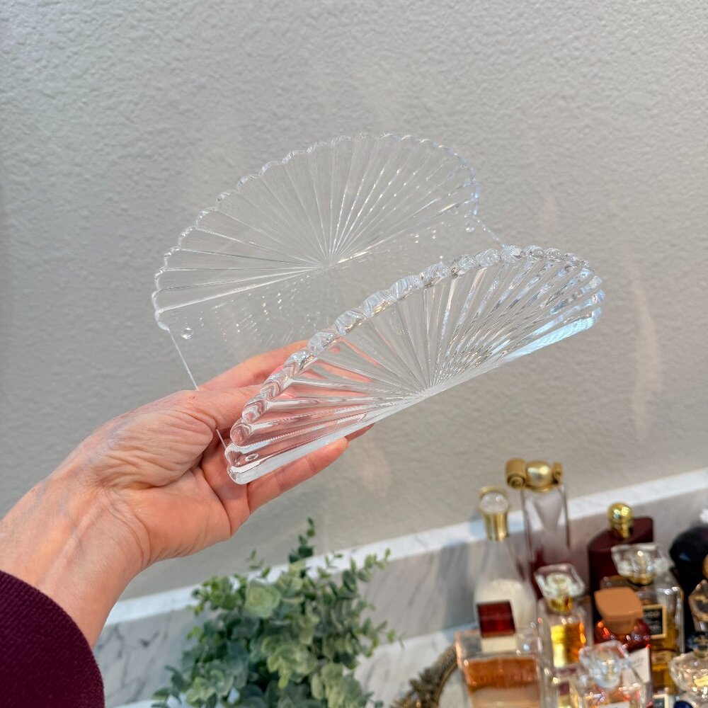 Vintage Clear Acrylic Lucite Transparent Tissue Box Holder – Footed Fan Shape, - Picture 3 of 11